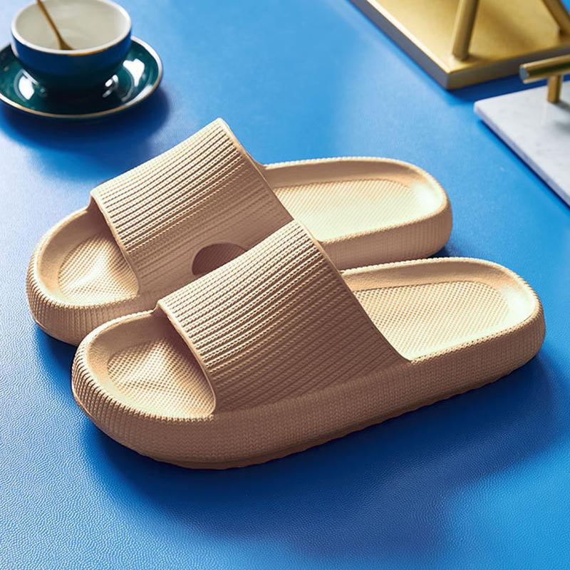 Moderne Damen Schlupfsandalen mit weicher, gepolsterter Sohle. Bequeme Sommerschuhe für Alltag und Freizeit.