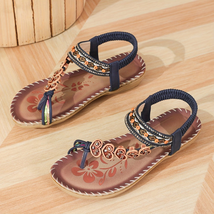 Detailaufnahme der stilvollen Damensandalen, zeigt die hochwertige Verarbeitung der Sommerschuhe.