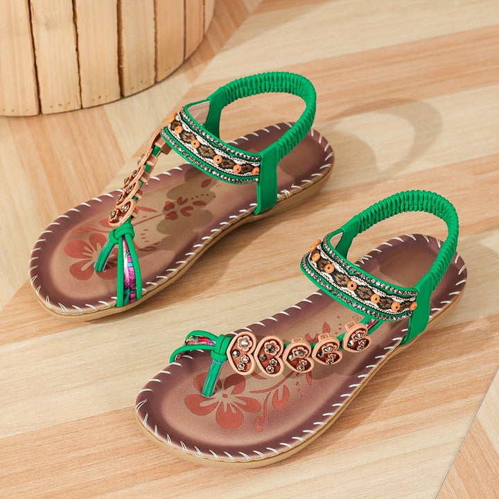 Damen Bequemsandalen am Fuß, unterstreichen den Komfort und den eleganten Look dieser Sommerschuhe.