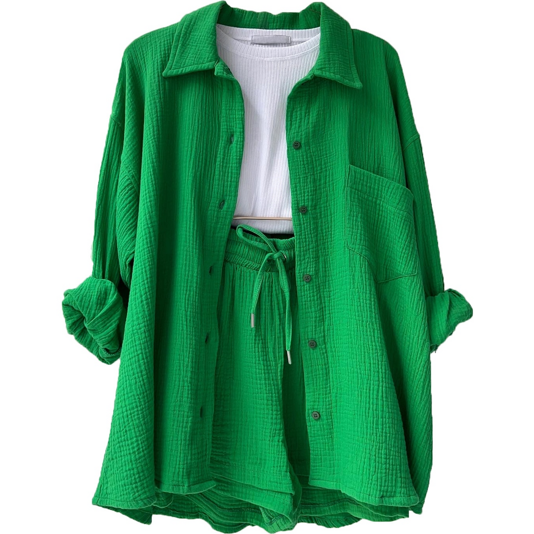 Stilvolles Damen Sommer Set für Strand und Urlaub, Bluse & Shorts sind leicht und perfekt für entspannte Tage.