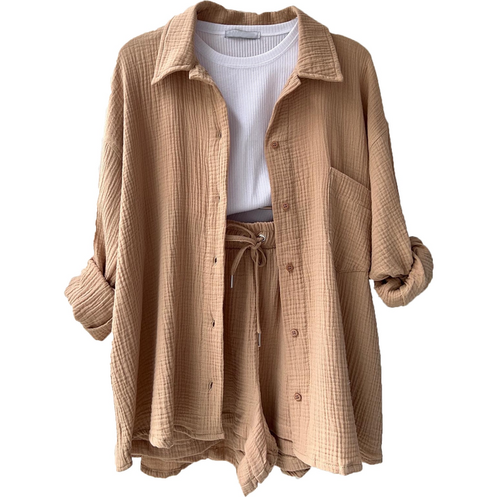 Nahaufnahme des leichten, luftigen Stoffes des Damen Sommer Sets, atmungsaktiv und angenehm auf der Haut.