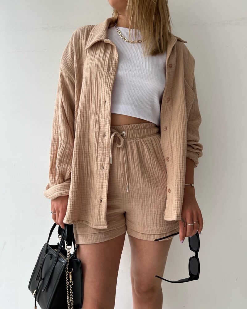 Rückansicht des lässigen Damen Sommer Sets aus Bluse & Shorts, bequem und stilvoll für jede Sommeraktivität.