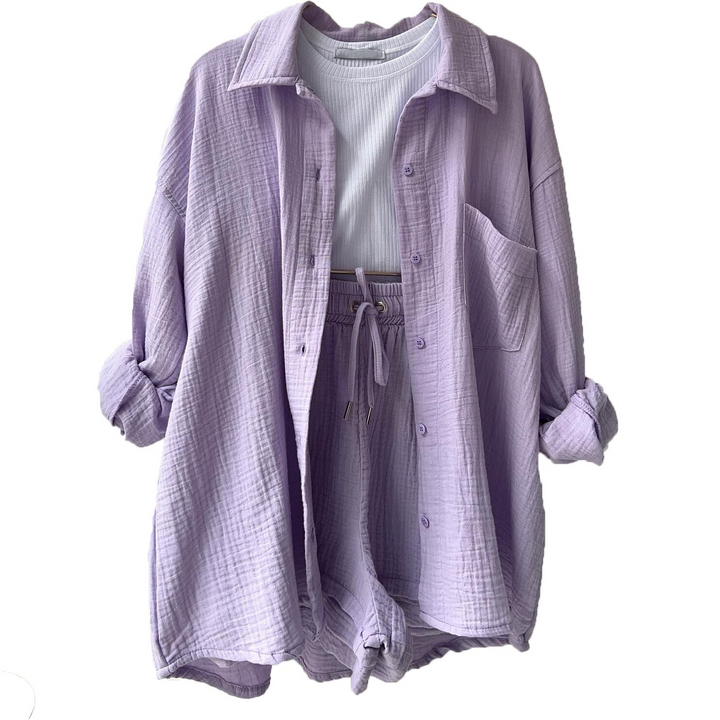 Vielseitiges Damen Sommer Outfit: Bluse und Shorts für elegante Freizeitmode oder entspannte Urlaubstage.