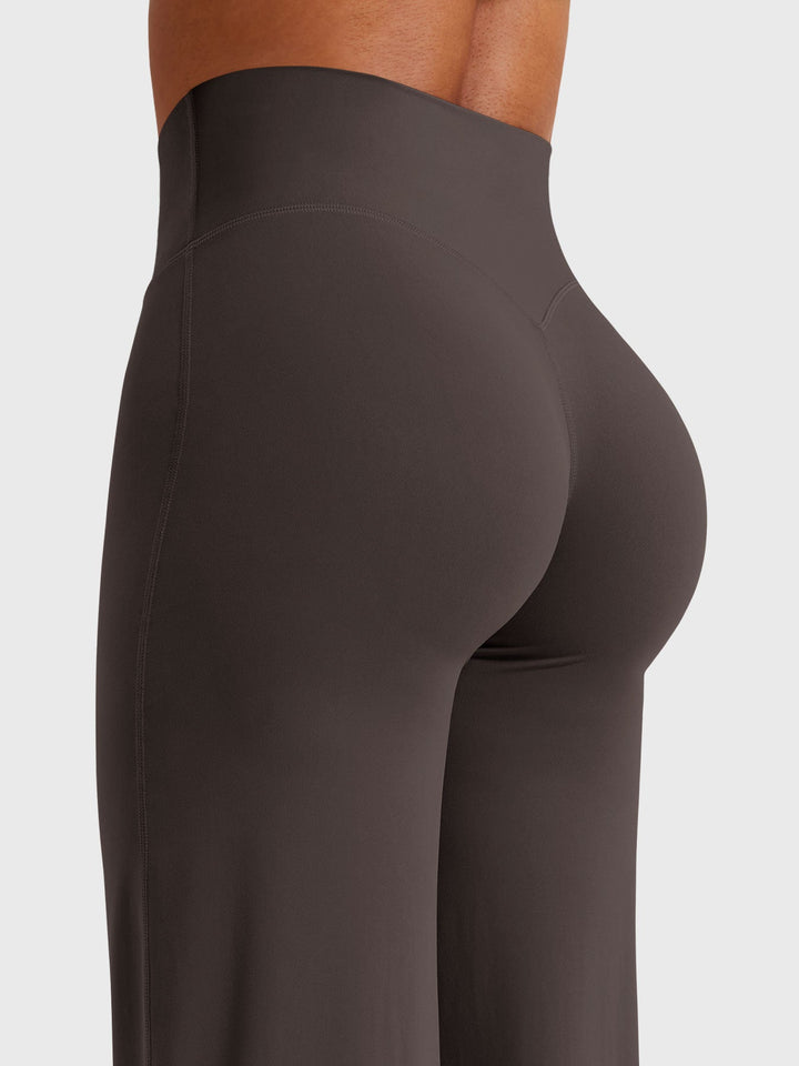 Stilvolle Franziska Damenhose, weites Bein, hoher Bund, für einen selbstbewussten Sommer.