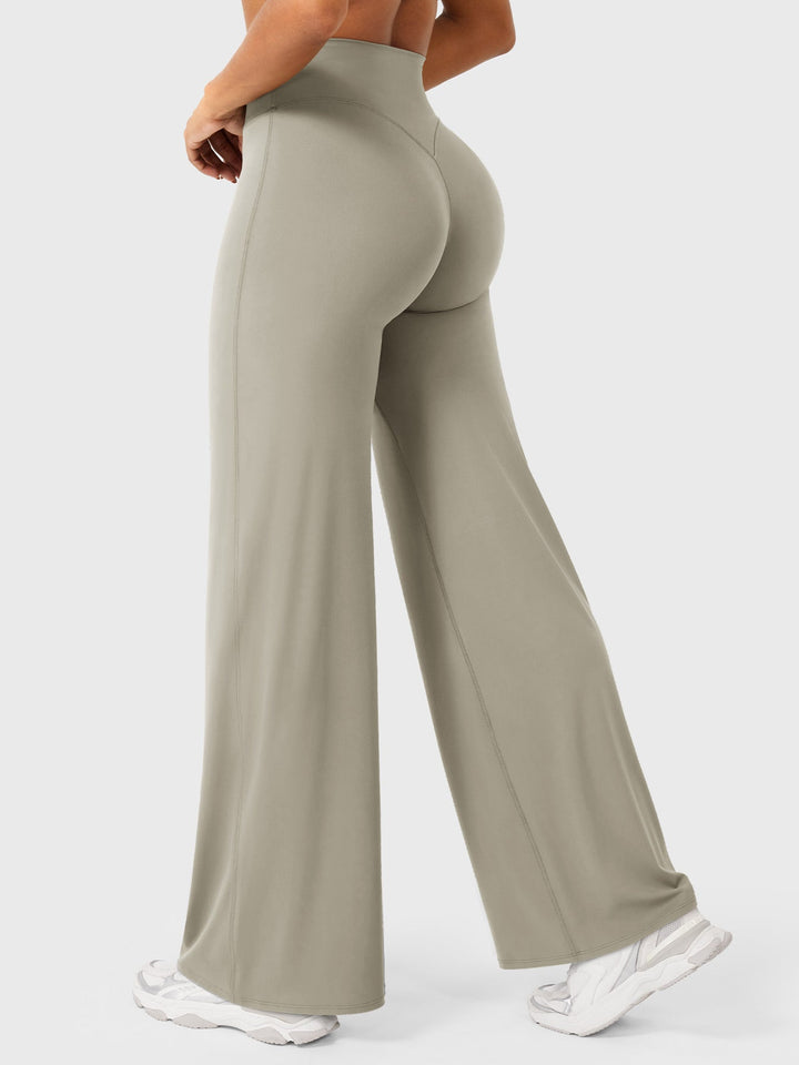 Stilvolle Franziska Damenhose, weites Bein, hoher Bund, für den perfekten Übergang zum Sommer.