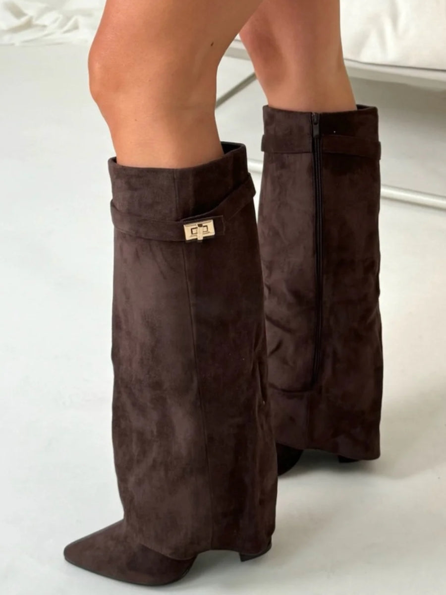 Knielange Damenstiefel mit Spitzzehe, die jedem Outfit eine modische Eleganz verleihen.