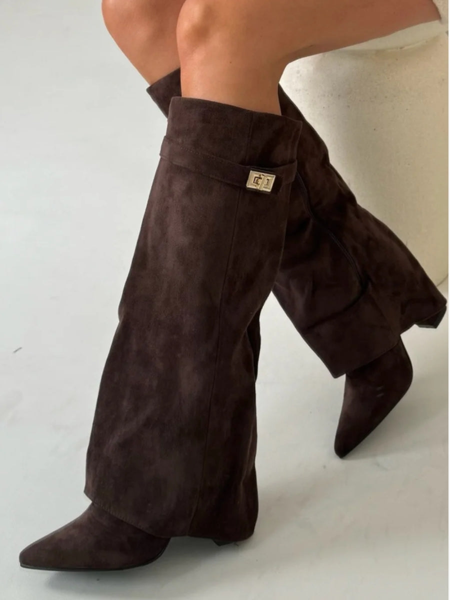 Schicker Damenstiefel: Knielange Ausführung mit spitzer Zehe, perfekt für festliche Anlässe.
