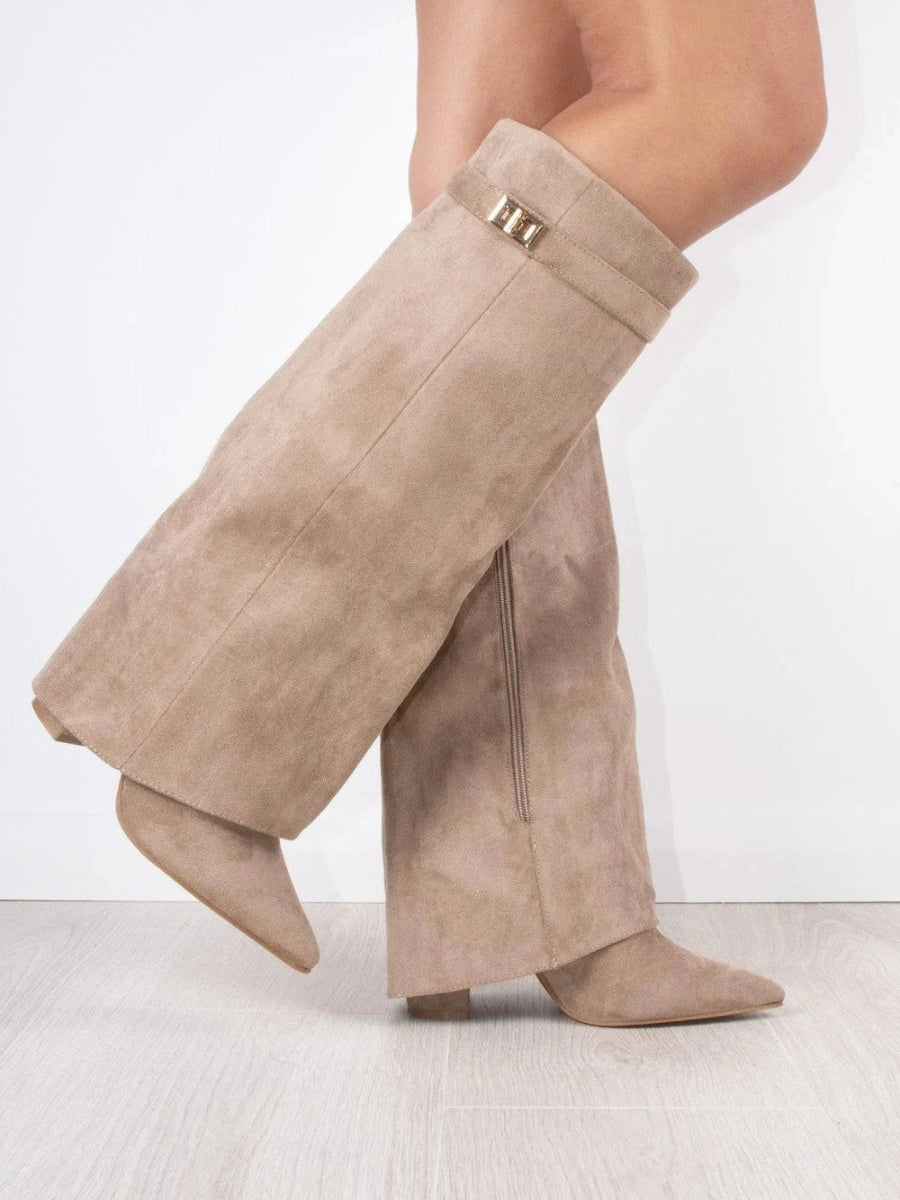 Schicke Damenstiefel knielang mit spitzer Zehe, perfekt für einen stilvollen Auftritt.