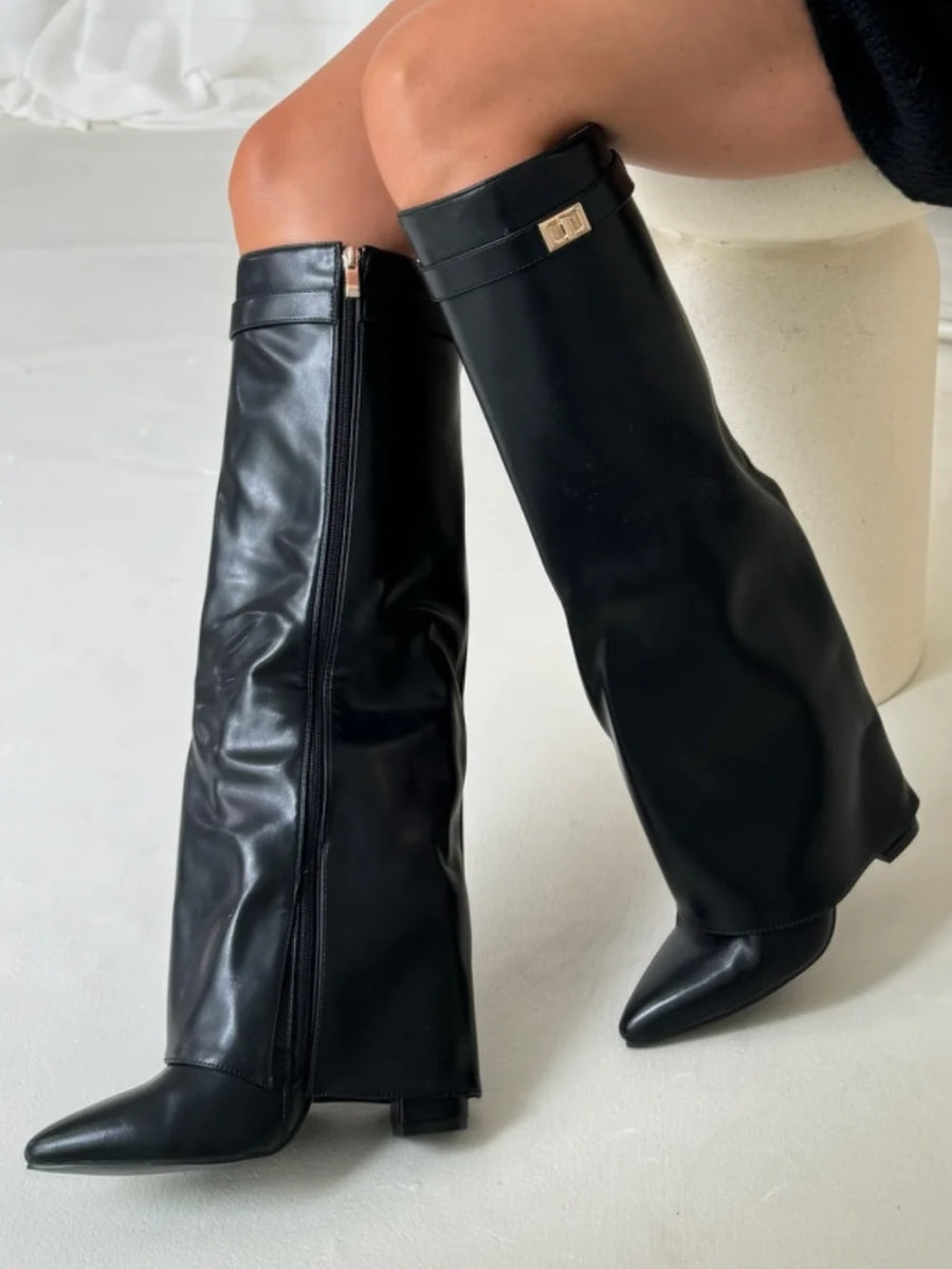 Eleganter Damenschuh: Knielanger Stiefel mit Spitzzehe, ideal für Herbst- & Wintermode.