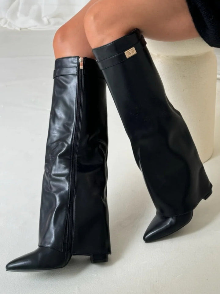 Eleganter Damenschuh: Knielanger Stiefel mit Spitzzehe, ideal für Herbst- & Wintermode.