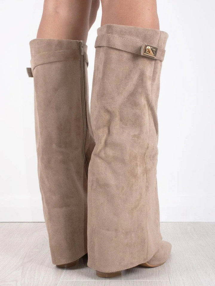Detailaufnahme: Spitze Zehe und schlanker Schaft der knielangen Damenstiefel.