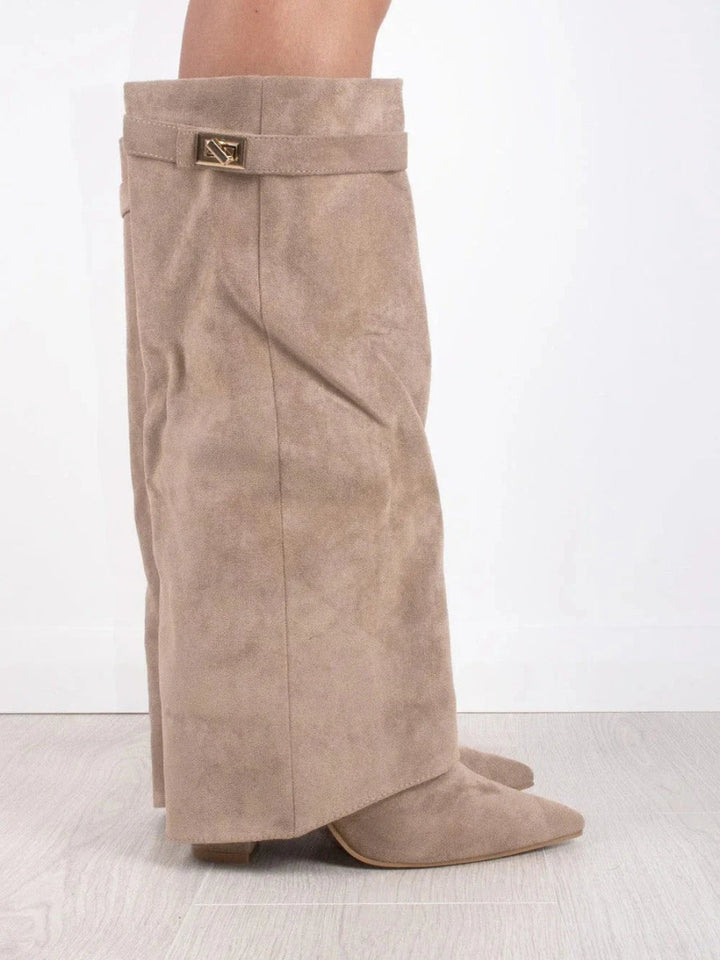 Tragebild: Knielange Damenstiefel mit Spitzzehe, kombinierbar für schicke Looks.