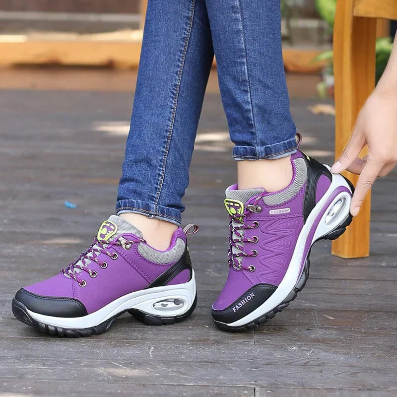 Moderne Damen Sneakers mit Luftkissensohle für optimale Dämpfung und Komfort bei Athletik & Freizeit.