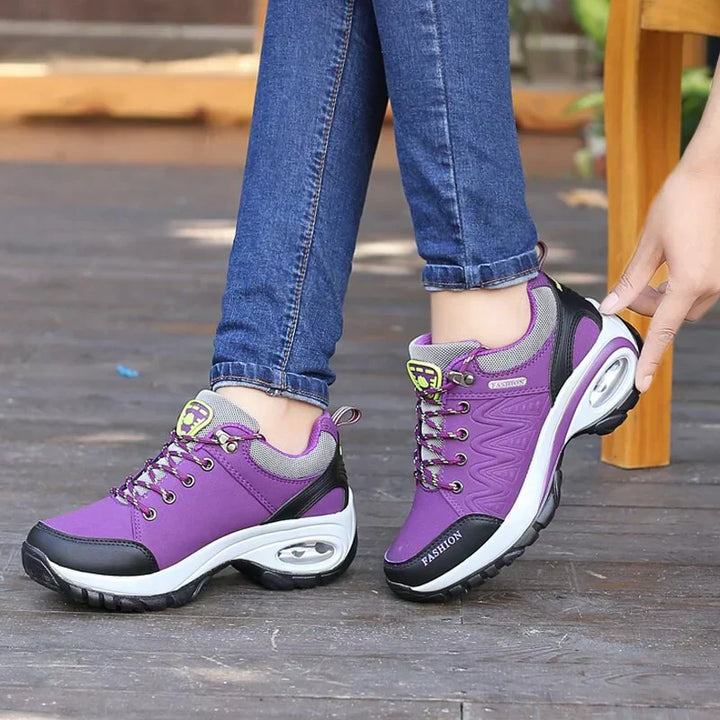Moderne Damen Sneakers mit Luftkissensohle für optimale Dämpfung und Komfort bei Athletik & Freizeit.