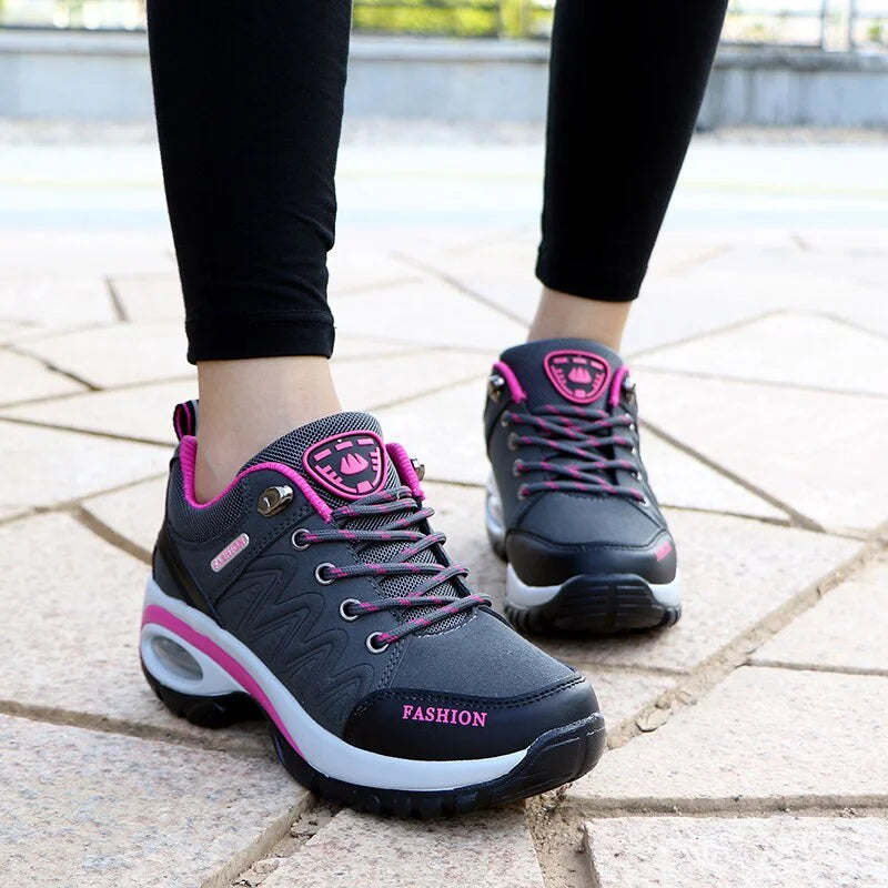 Bequeme Damen Gehschuhe mit stabiler Dämpfung für lange Spaziergänge und aktive Tage.