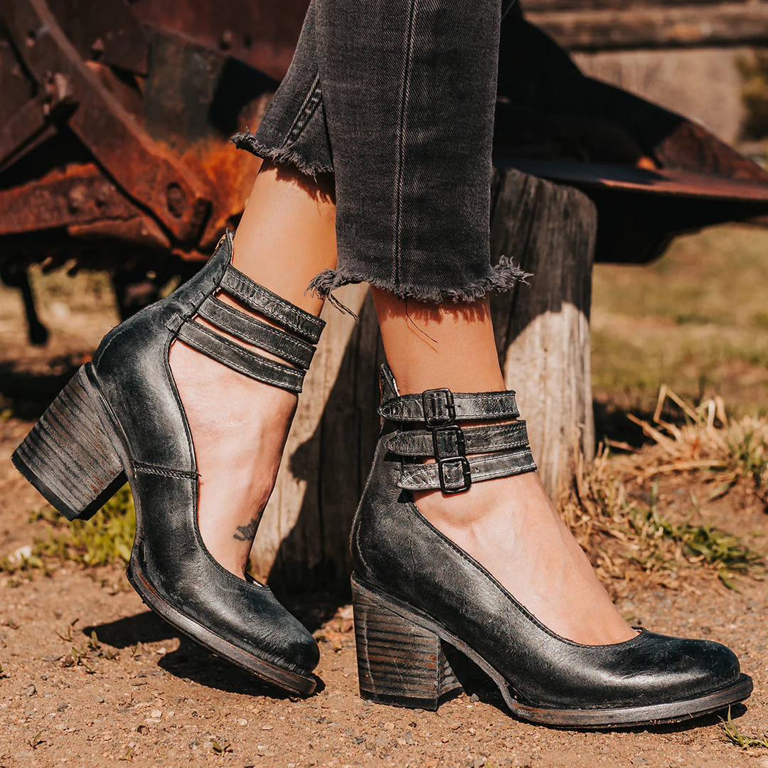 Schwarze Damen Stiefeletten mit robustem Blockabsatz. Bequem und elegant für Herbst & Winter.