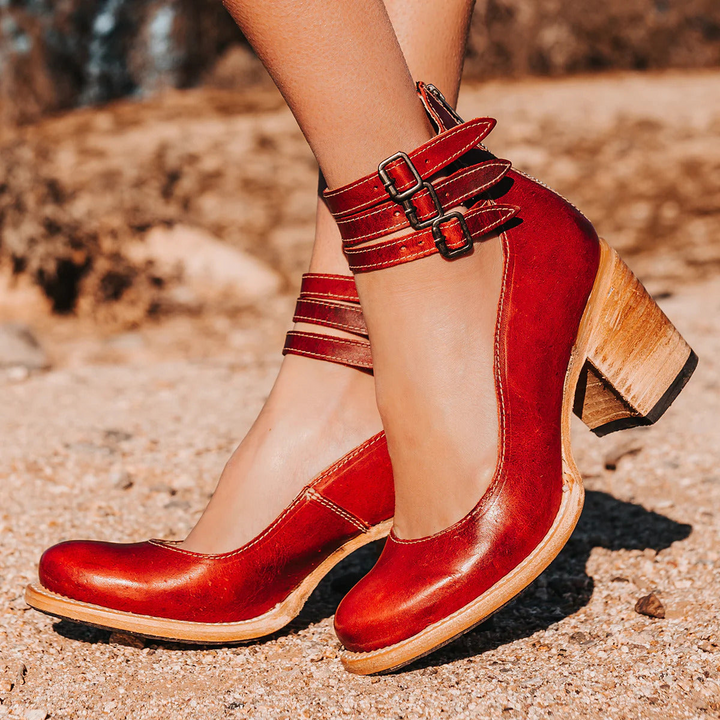 Dunkelbraune Damen Stiefeletten mit Blockabsatz. Komfortable und stilvolle Alltagsschuhe für Herbst.