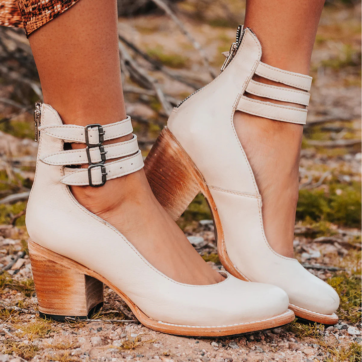 Elegante Damen Stiefeletten mit Blockabsatz in Weiß, Schwarz und Rot. Perfekt für Herbst & Winter.