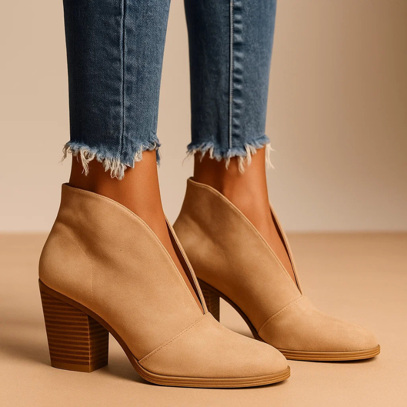 Winterliche Damen Stiefeletten mit V-Ausschnitt. Komfortable Schlupfschuhe mit elegantem Blockabsatz.