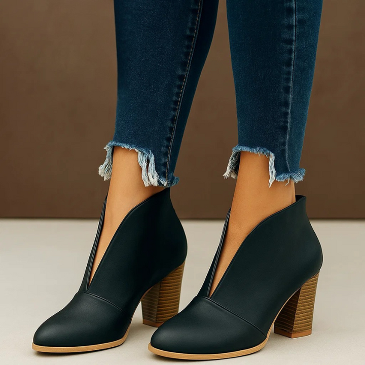 Vielseitige Damen Stiefeletten mit V-Ausschnitt und Blockabsatz. Ideal als Bürostiefel oder Freizeitstiefel.