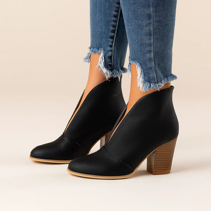 Stylische Damen Stiefeletten mit V-Ausschnitt. Elegante Blockabsatz-Stiefel für jeden Anlass.