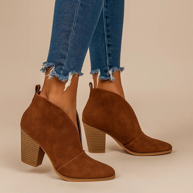 Moderne Damen Stiefeletten mit V-Ausschnitt und stabilem Blockabsatz. Komfortable Schlupfschuhe.