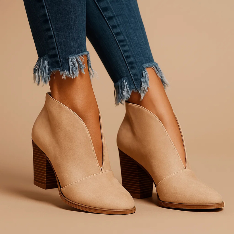 Warme Damen Winter Stiefeletten mit V-Ausschnitt. Bequeme Schlupfschuhe und modischer Blockabsatz.