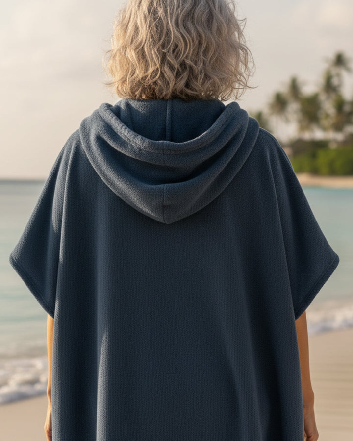 Luftiges Strandkleid für Damen, angenehm leicht und stilvoll. Perfekt für entspannte Tage am Meer oder Pool.