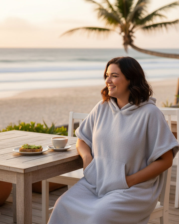 Leichtes Damen Beachwear-Kleid im Poncho-Look, optimal für entspannte Stunden am Strand und im Freibad.