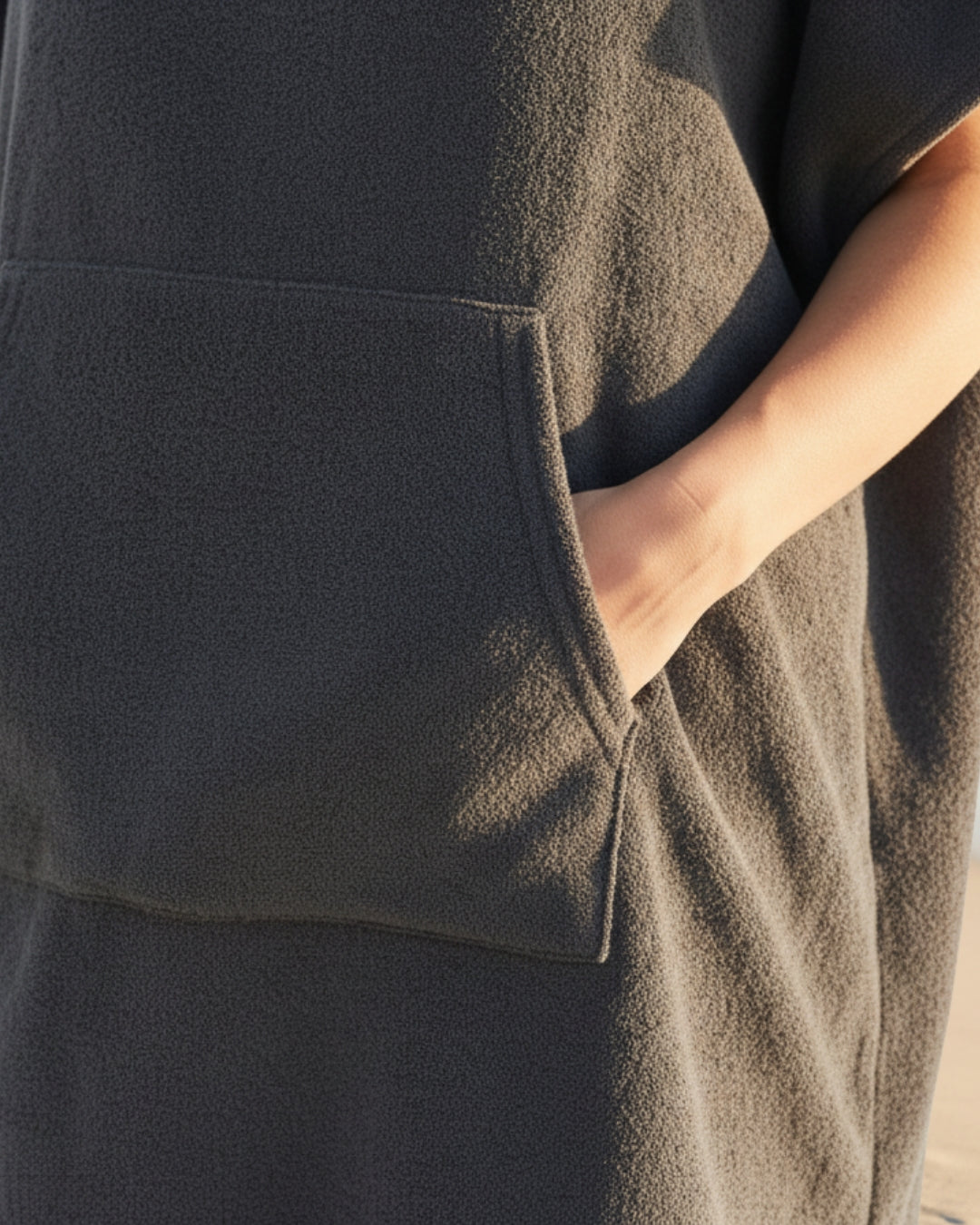 Vielseitiges Damen Freizeitkleid im luftigen Poncho-Stil, bequem und stilvoll für Strand, Stadt und Urlaub.