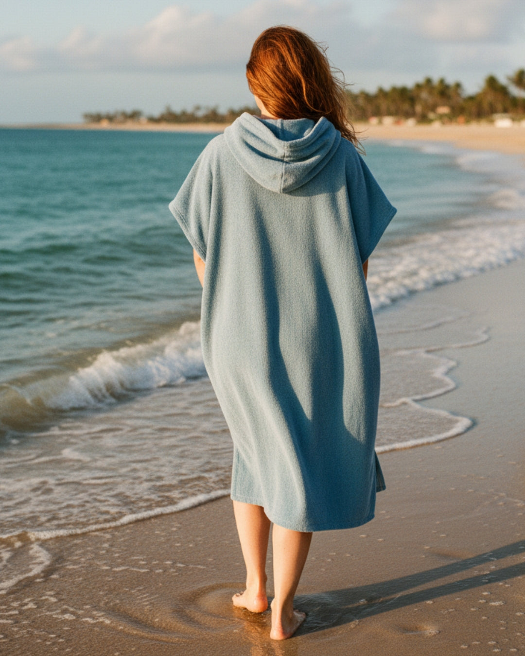 Komfortables Damen Strand-Poncho-Kleid aus leichtem Stoff, perfekt für eine stilvolle und bequeme Sommergarderobe.