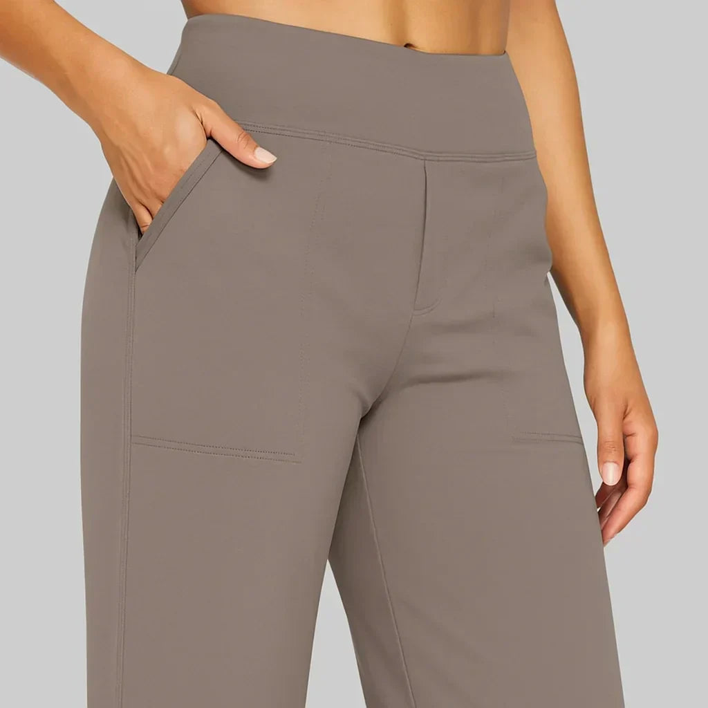 Vielseitige Pull-on Stretchhose für Damen mit hoher Taille und praktischen Seitentaschen.