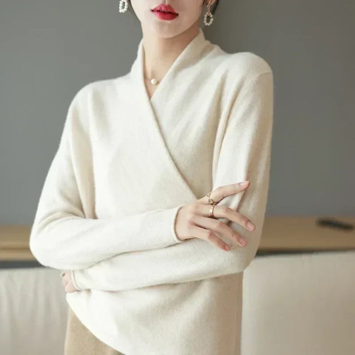 Modernes kurzärmliges Damen Stricktop mit schmeichelhaftem Wickelausschnitt für Sommerlooks.