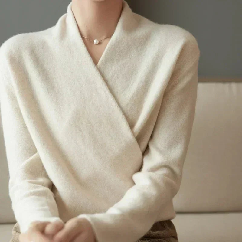 Vielseitiges Damen Stricktop mit Wickelausschnitt, ideal für Business Casual Outfits im Frühling.