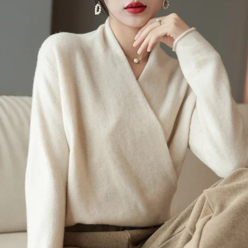 Stylisches Damen Basic Stricktop, kurzärmlig mit elegantem Wickelausschnitt, vielseitig kombinierbar.