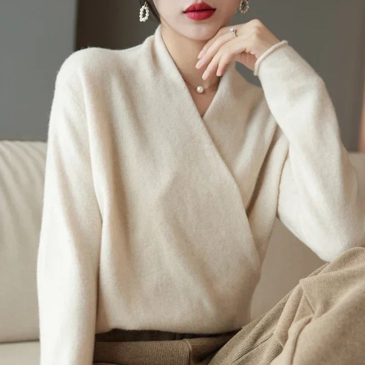 Stylisches Damen Basic Stricktop, kurzärmlig mit elegantem Wickelausschnitt, vielseitig kombinierbar.