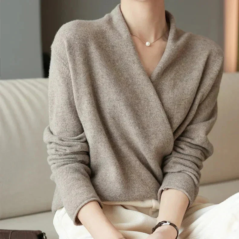 Figurbetontes Damen Stricktop mit Wickelausschnitt, modern & elegant für Frühling und Sommer.