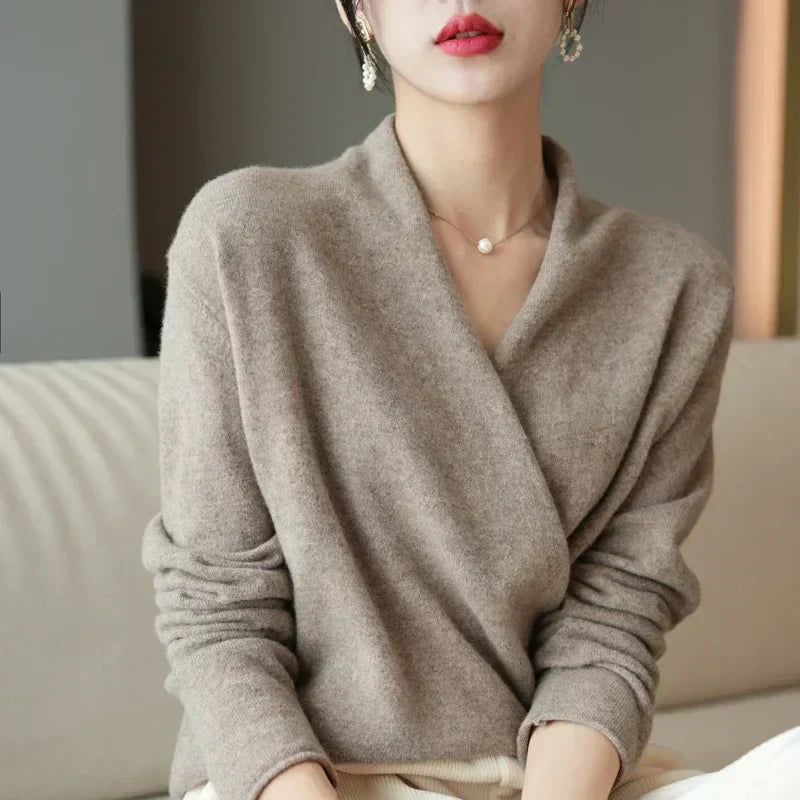 Nahaufnahme des modischen Wickelausschnitts am kurzärmligen Damen Stricktop für warme Tage.