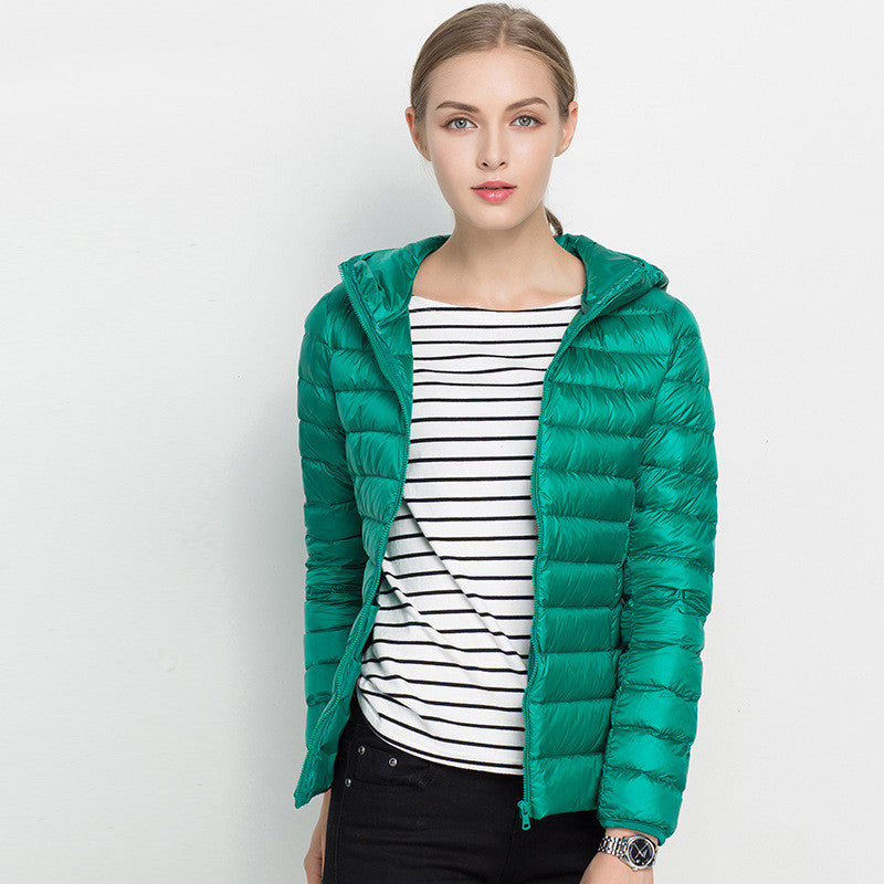 Damen superleichte warme Winter Steppjacke mit Kapuze für kalte Tage. Ideal für Outdoor, Alltag & Reise.