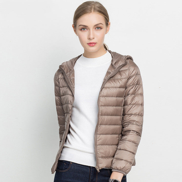 Modische kurze Damen Steppjacke mit Kapuze. Leichtgewicht Winterjacke, perfekt für Alltag, Reisen & Sport.