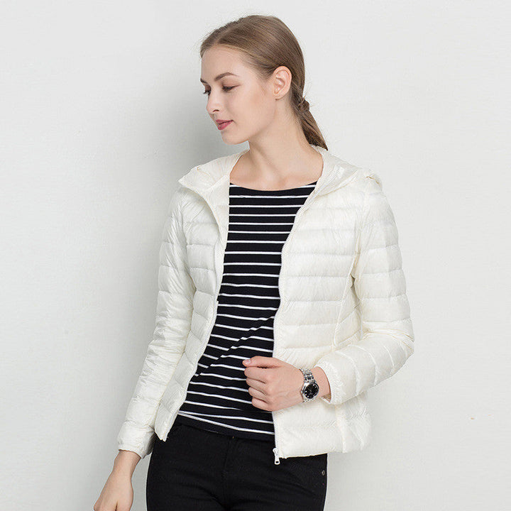Leichte, warme Damen Steppjacke mit praktischer Kapuze. Winterjacke für Damen, ideal als stylische Outdoor-Bekleidung.
