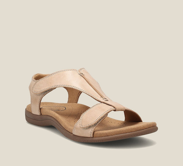 Detailaufnahme: Anpassungsfähiges, druckentlastendes Fußbett der Damen T-Riemen Sandalen. Für maximalen Komfort.