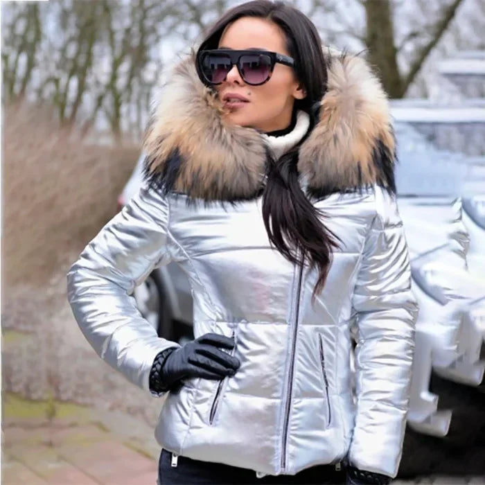 Damen Taillierte Winterjacke mit Kunstfellkapuze, warm & windabweisend. Elegante Pufferjacke für Frauen.