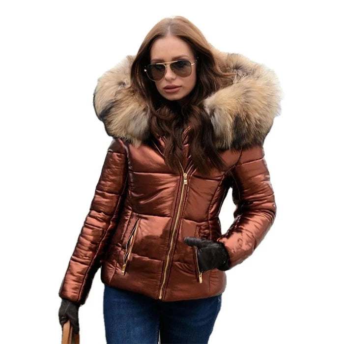 Moderne, taillierte Damen Pufferjacke mit Kunstfellkapuze. Warm, wind- & wasserabweisend für den Winter.