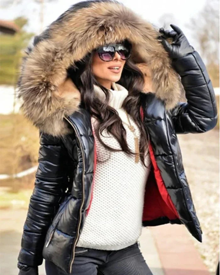Frau trägt elegante, taillierte Winterjacke mit flauschiger Kunstfellkapuze. Windabweisende Damenjacke.