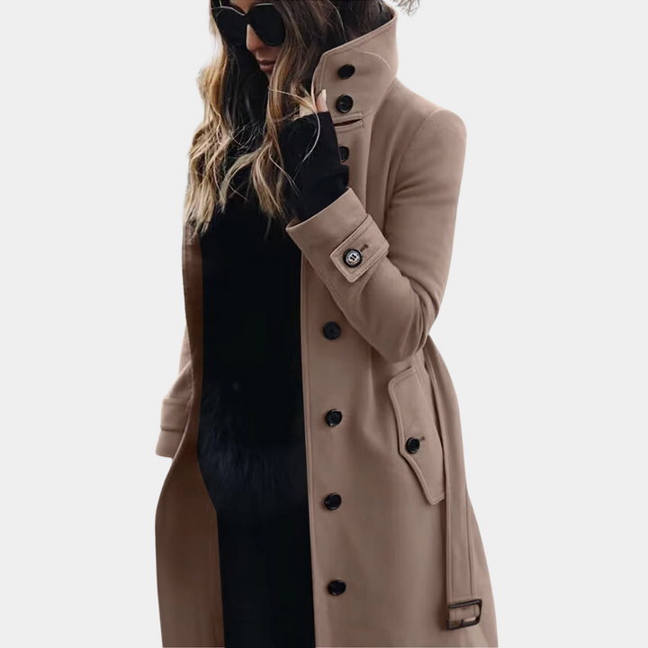 Klassischer Damen Trenchcoat, tailliert geschnitten. Vielseitige Übergangsjacke für Frühling, Herbst & Business-Outfit.