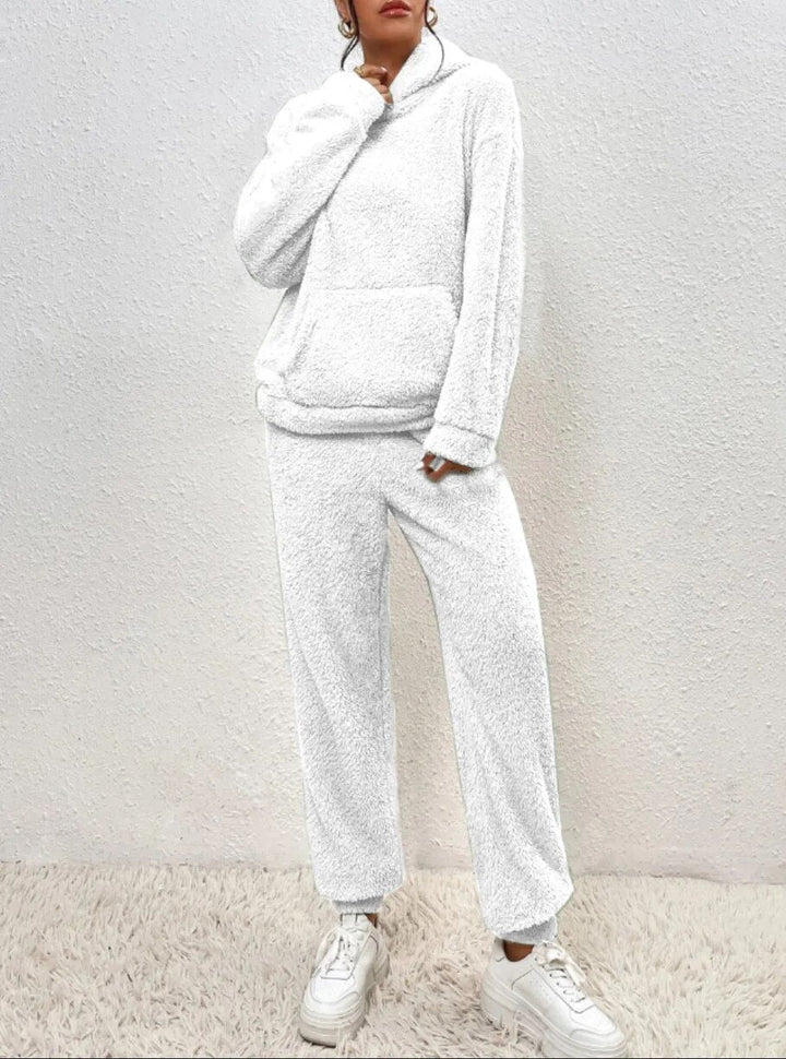 Nahaufnahme des flauschigen Teddy-Stoffs vom Damen-Kapuzen-Hausanzug. Weiche, warme Loungewear für höchsten Komfort.