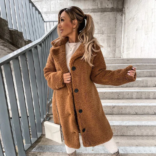Modischer Damen Kuschelmantel in Weiß, aus weichem Teddy-Stoff, ideal als warme Oberbekleidung im Winter.