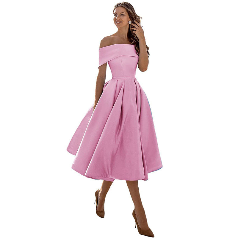 Trägerloses Damenkleid mit gerafftem Oberteil, elegant und bequem für festliche Anlässe.
