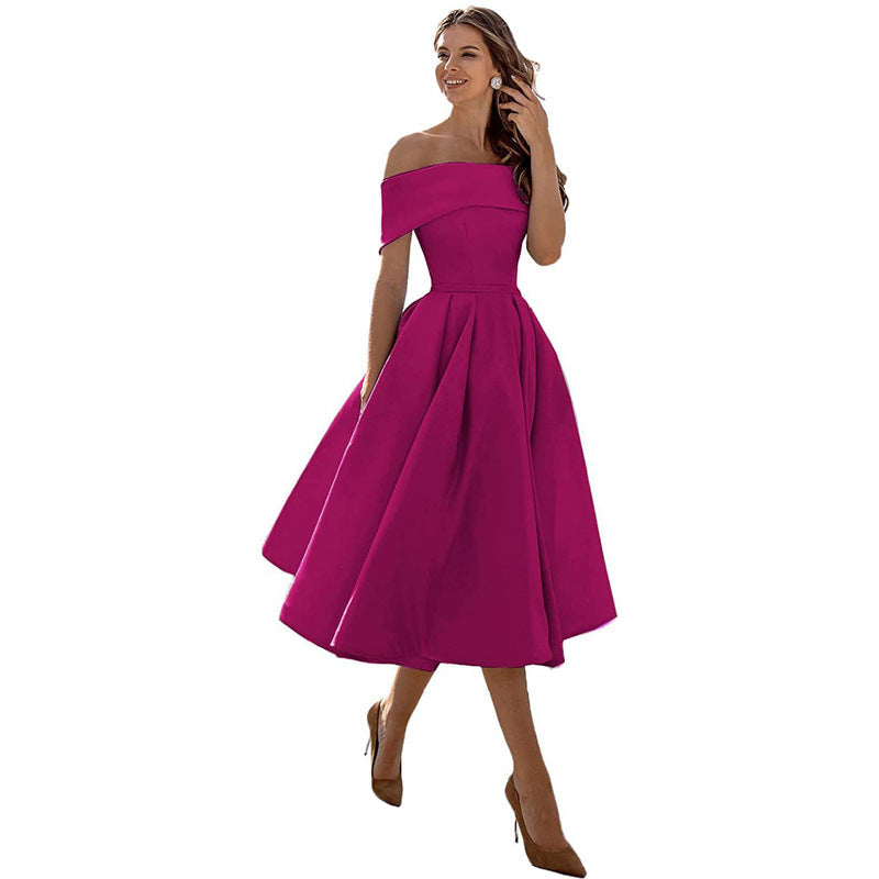 Damen trägerloses Abendkleid in edlem Rot, ein Blickfang für jede elegante Feier.